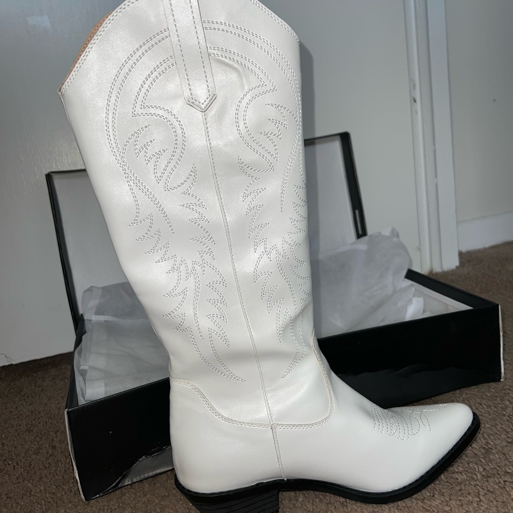Minimalist graphic, white, chunky heeled western boots. NEVER WORN